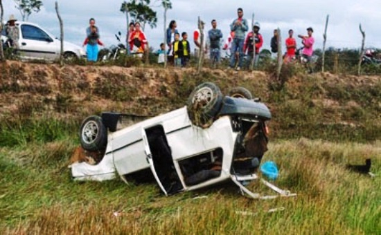 Homem morre e esposa fica ferida em capotamento no Município de Várzea do Poço