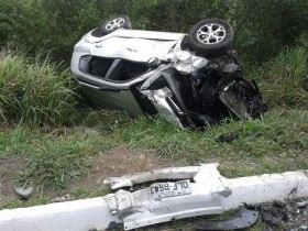 Tucson atingido primeiro pelo caminhão foi projetado contra a ambulância.