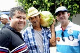 Ao lado do ex-prefeito Alex posa com um agricultor