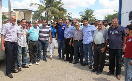 Artur Maia e Thiago Simões são apresentados a população de Valente pelo vice-prefeito Eduardo Cedraz