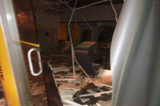 Bandidos colocam cadeado em grade de delegacia e estouram caixas eletrônicos em Irará