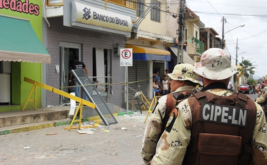 Uma semana depois de voltar a funcionar normalmente, banco é explodido