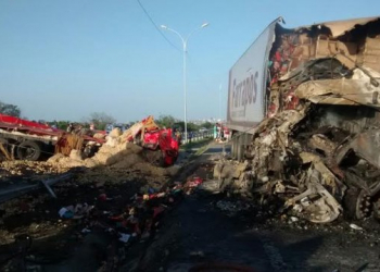 Caminhão-baú pega fogo após batida e motorista morre na BR-116 Sul