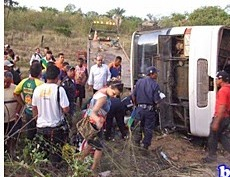 Ônibus da São Luiz tomba próximo a Jacobina e deixa vários feridos