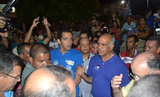 Prefeito André Martins na Praça, Geddel estava a alguns metros de distância.