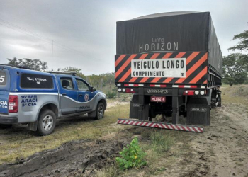 Quadrilha amarra carreteiro e rouba 24 pneus da carreta em Araci