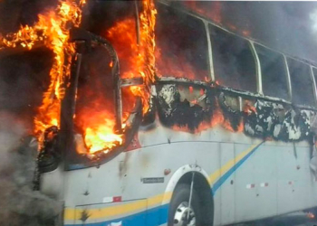 Motociclista morre ao colidir com ônibus que é incendiado por populares