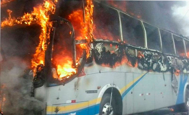 Motociclista morre ao colidir com ônibus que é incendiado por populares