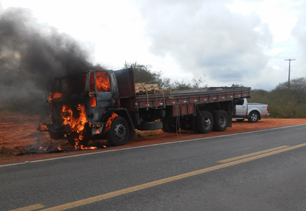incendio em caminhão br 116 norte 2