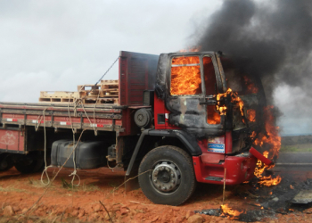 Caminhão consumido pelo fogo na BR 116/Norte trecho de Tucano