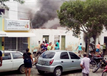 Incêndio atinge depósito no centro da cidade