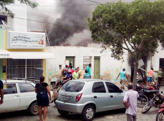 Incêndio atinge depósito no centro da cidade