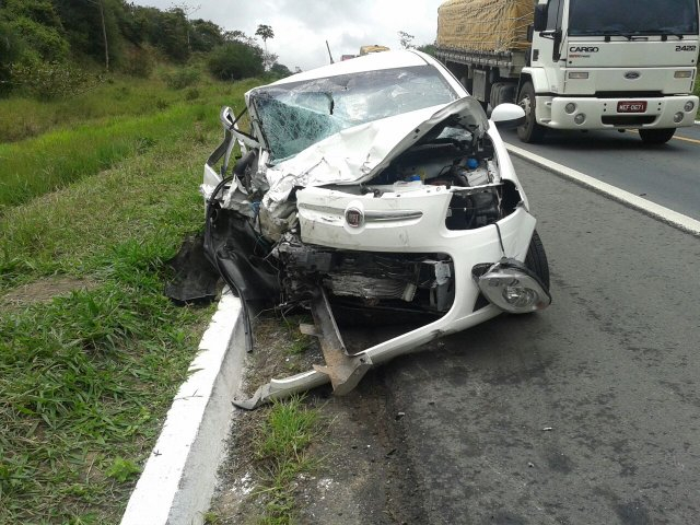 Colisão entre Corola e Palio deixa seis feridos na BR 101