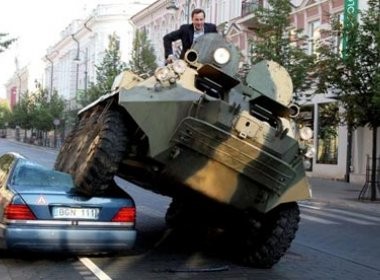 Prefeito da Lituânia destrói carro de luxo por estacionar em ciclovia