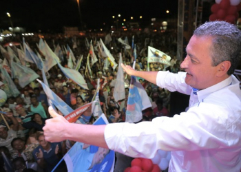 Governos não enxergavam o Nordeste, acusa Rui Costa durante comício em Guanambi