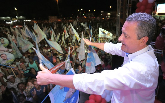 Governos não enxergavam o Nordeste, acusa Rui Costa durante comício em Guanambi