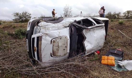S-10 de Coité capota próximo a Riachão do Jacuípe;passageira teve fratura exposta na perna