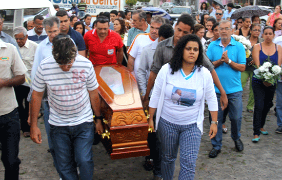 Coité: com o refrão “campeão vencedor” corpo de Gilberto é sepultamento