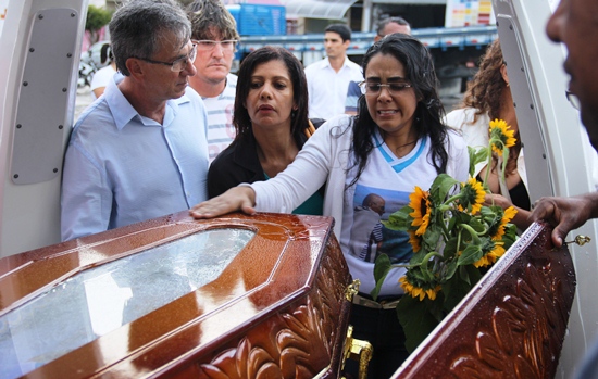 Verena se emociona ao se aproximar do caixão