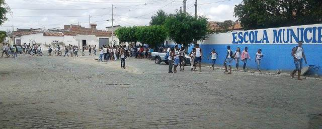 Estudante de 14 anos fere outro de 16 a golpes de faca em escola de Retirolândia