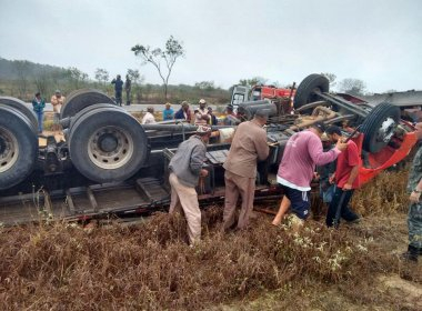 Caminhão capota na BA-263 e deixa dois mortos e dois feridos