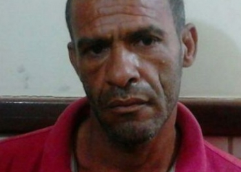 Homem tenta matar esposa com pedrada na cabeça enquanto ela dormia