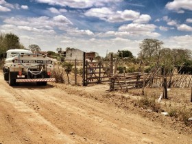 Por causa da alta demanda, carro-pipa chegou na casa de Vilma após um mês
