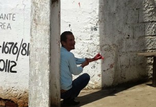 Homem disse que alienígenas colocaram uma bomba em seu braço