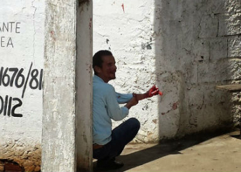 Homem arranca o próprio dedo para impedir que ‘bomba colocada por extraterrestres’ explodisse em seu braço