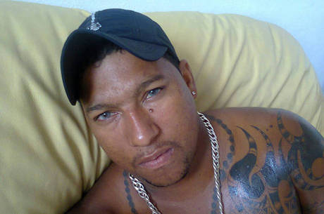 Homem mata companheira com 12 facadas na frente de filho