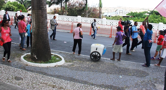 A equipe ouviu a manifestação, mas ignorou, entrou no carro e saiu.