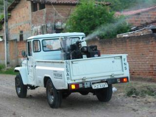 Preocupada com o chikungunya, prefeitura intensifica combate ao Aedes Aegypti com carro fumacê