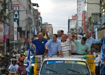 Apoiadores de Aécio Neves realizam carreata em Feira de Santana e Itabuna