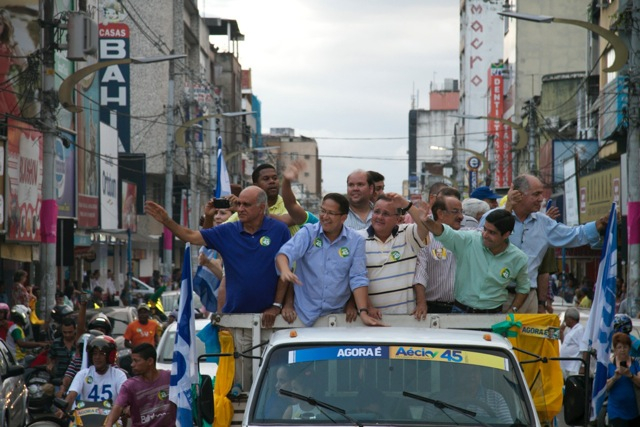 Apoiadores de Aécio Neves realizam carreata em Feira de Santana e Itabuna