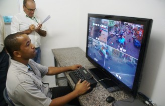 Marcelo monitorando câmeras no dia da inauguração em Coité