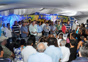 Oposição baiana vai ao interior fazer campanha para Aécio