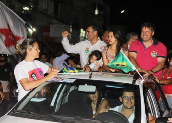 Assis e Alex participam de passeata em comemoração pela vitória de Dilma