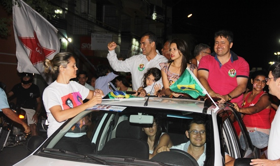 Assis e Alex participam de passeata em comemoração pela vitória de Dilma