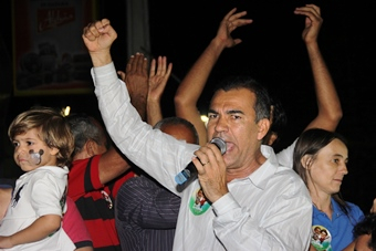 Assis e Alex participam de passeata em comemoração pela vitória de Dilma