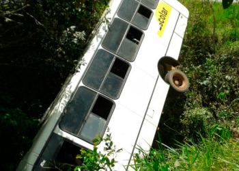 Motoristas e três professores ficam gravemente feridos depois de ônibus descer ribanceira
