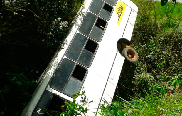 Motoristas e três professores ficam gravemente feridos depois de ônibus descer ribanceira