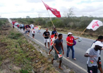Militantes petistas de Bandiaçú fazem caminhada de 13 km para homenagear medica cubana e pedir manutenção do programa “Mais Médicos”