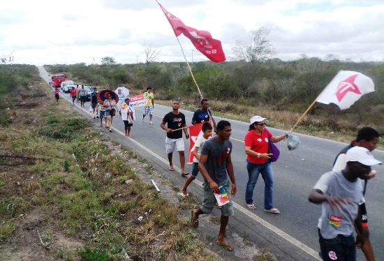 Militantes petistas de Bandiaçú fazem caminhada de 13 km para homenagear medica cubana e pedir manutenção do programa “Mais Médicos”