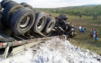 Colisão envolvendo carretas e motocicleta deixa três feridos na BR 116/Norte