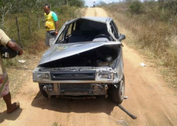 Dois jovens e uma criança ficam feridos em capotamento de Fiat Uno na BA 409 sentido Bandiaçu/Coité