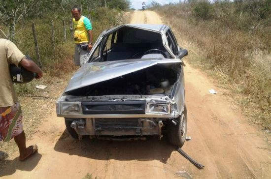 Dois jovens e uma criança ficam feridos em capotamento de Fiat Uno na BA 409 sentido Bandiaçu/Coité