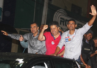 Coité – Debaixo de chuva, Alex da Piatã ao lado do prefeito Assis e vereador Gel de Tetê desfila em carreata