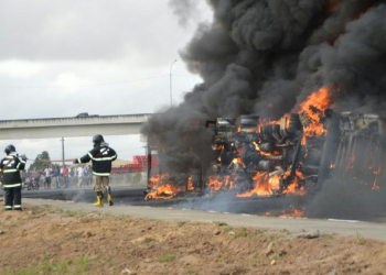 Feira de Santana: carreta com óleo diesel tomba e explode em viaduto