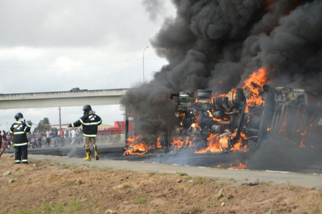 Feira de Santana: carreta com óleo diesel tomba e explode em viaduto