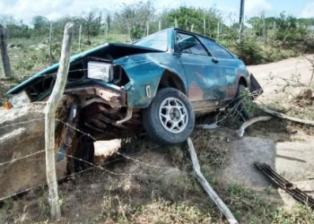 Motorista desliga motor para pegar uma “banguela” volante trava e veículo bate em pedra